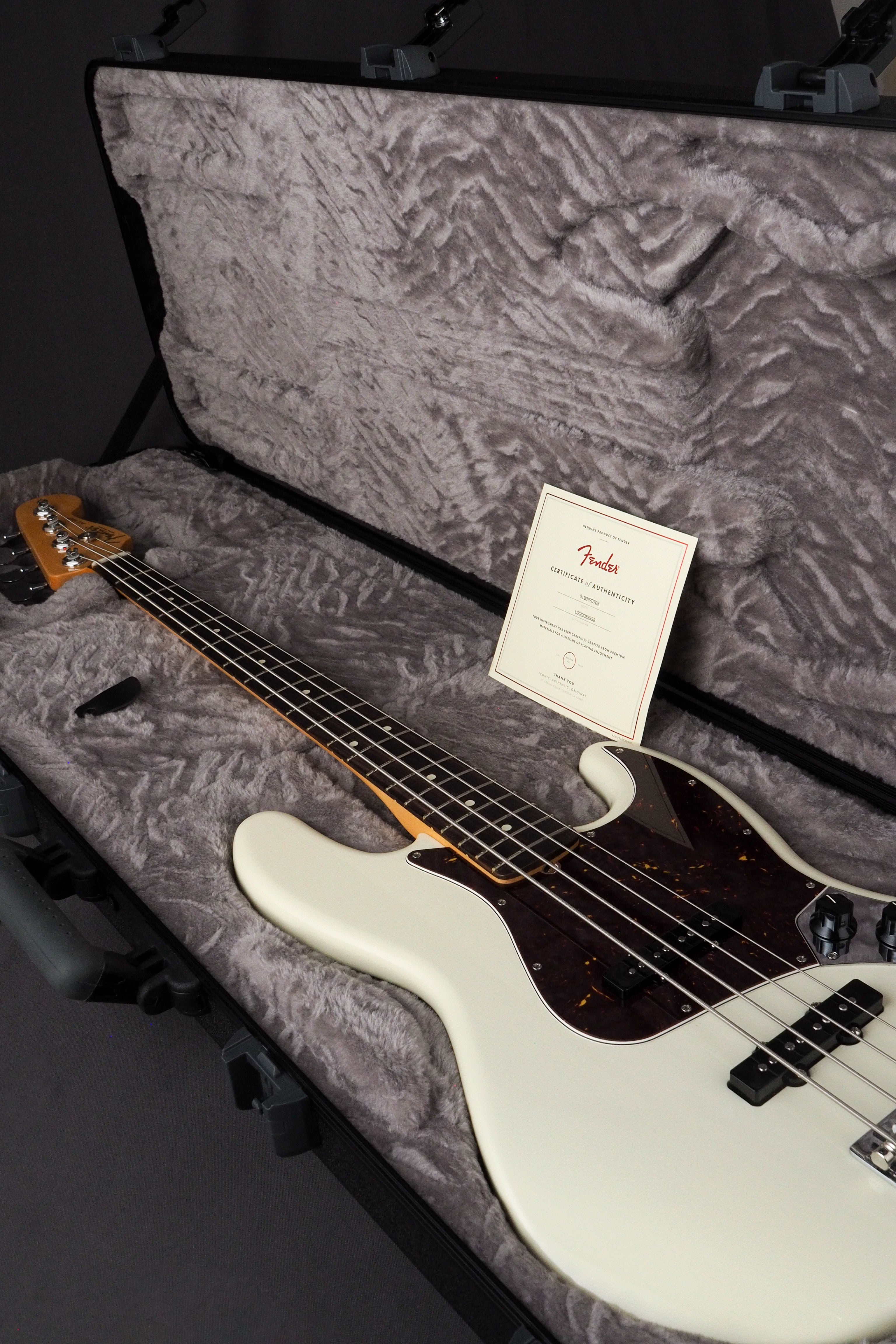 American Profesional II Jazz Bass - White